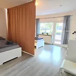 Moderne Monteurwohnung Mit Balkon, Einzelbetten, Voll Ausgestattet, Kostenloser Parkplatz & Wlan In - Hl01 *