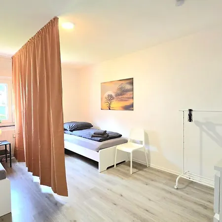 Moderne Monteurwohnung Mit Balkon, Einzelbetten, Voll Ausgestattet, Kostenloser Parkplatz & Wlan In - Hl01 Apartmán