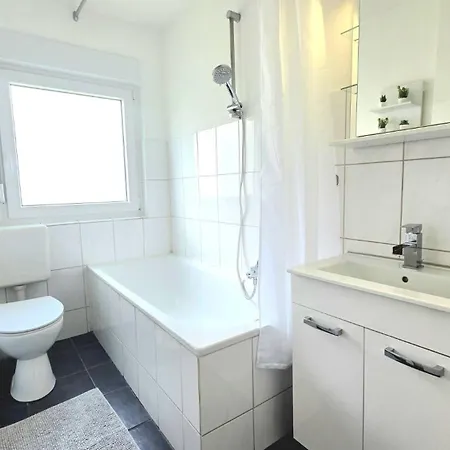 Moderne Monteurwohnung Mit Balkon, Einzelbetten, Voll Ausgestattet, Kostenloser Parkplatz & Wlan In - Hl01 Apartmán *