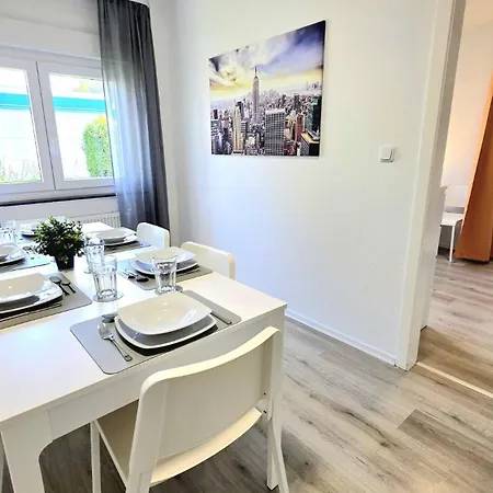 Moderne Monteurwohnung Mit Balkon, Einzelbetten, Voll Ausgestattet, Kostenloser Parkplatz & Wlan In - Hl01 *